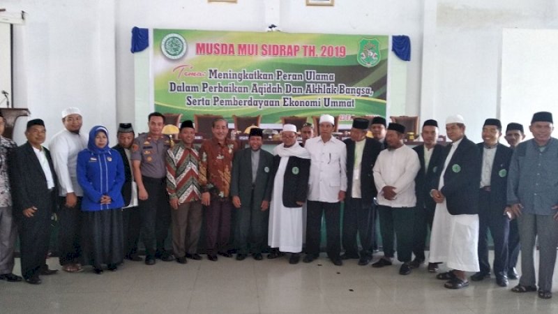 Bupati Sidrap Dollah Mando berfoto bersama peserta Musda MUI Sidrap.