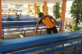 Kapolres Sidrap Ajak Anggotanya Pungut Sampah di Terminal