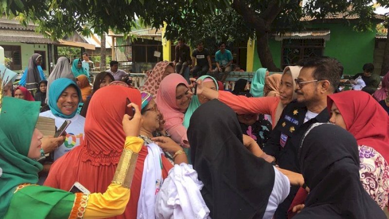 Syahrul Yasin Limpo dikerumuni ibu-ibu di Jeneponto.