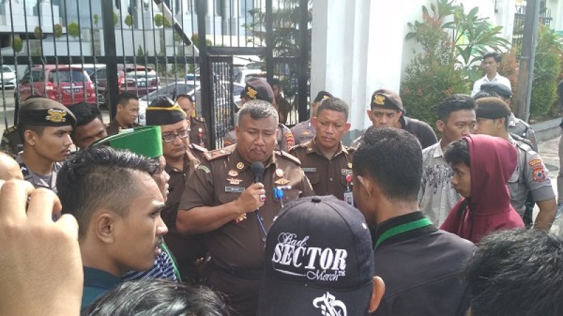 Lembaga Konsultan Bantuan Hukum Mahasiswa Islam (LKBHMI) melakukan aksi di depan kantor Kejaksaan Tinggi Sulsel, Senin (25/2/2019).