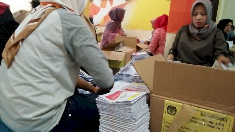 Pross pelipatan kertas surat suara Pemilu 2019 di Kabupaten Pinrang, Senin (25/2/2019).