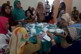 Emak-emak Dilatih Bikin Kerajinan Tangan Khas Makassar