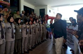 Pendemo Kasus Pengancaman Jurnalis Dihadapi Satpol PP Cantik