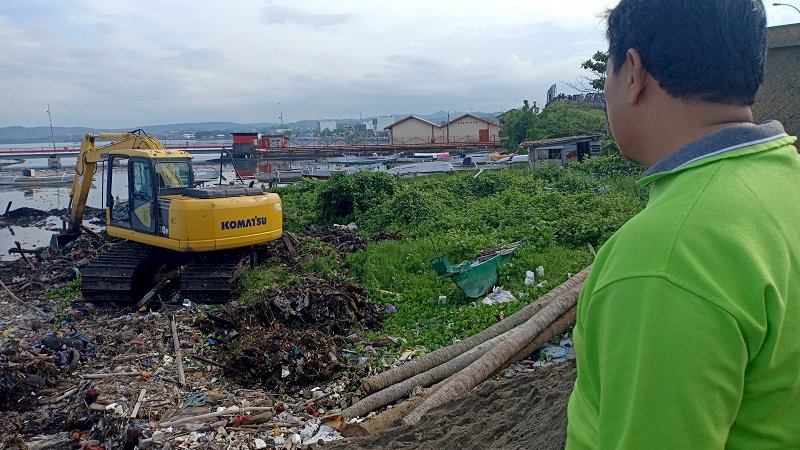 Pemkot Parepare dan Pertamina Angkut Sampah Plastik dari Pantai Cempae