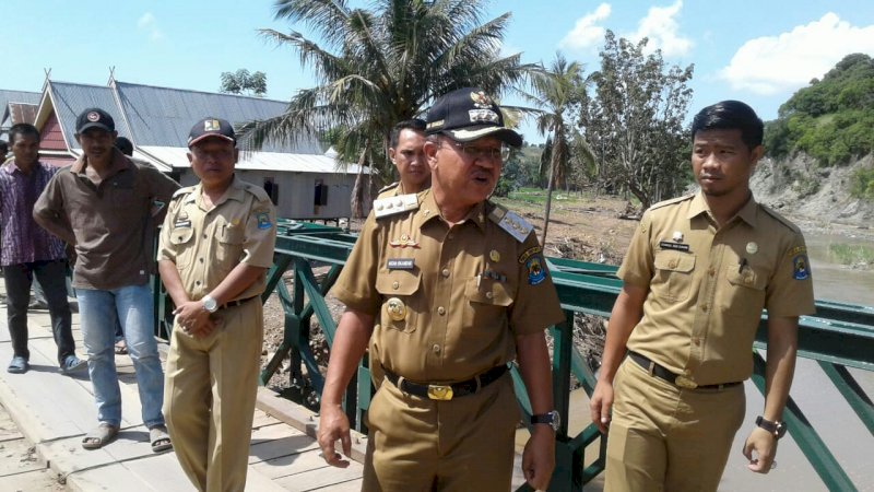 Bupati Jeneponto, Iksan Iskandar saat memantau jembatan di Dusun Munte.