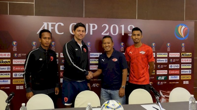 Pelatih Home United, Saswaditama Dasuki (dua kanan). (Foto: Ofisial PSM Makassar)