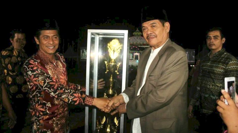 Wabup Pasangkayu, M Saal menyerahkan piala bergilir juara umum STQ ke-VIII kepada Camat Pasangkayu Hasbi yang berlangsung di lapangan sepakbola Dusun Kayumalo, Desa Polewali, Kecamatan Bambalamotu, Kabupaten Pasangkayu, Provinsi Sulbar.