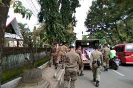 Satpol PP Sapu Bersih APK di Sekitar Kantor Bupati Gowa