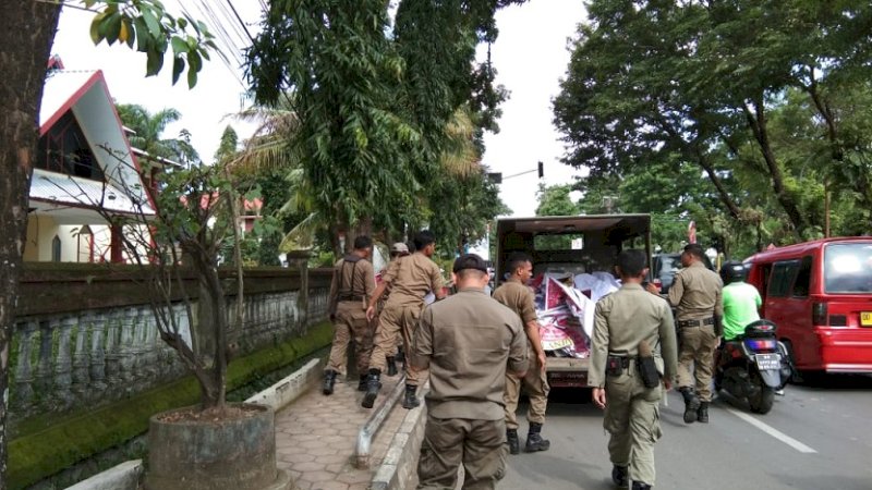 Satpol PP Sapu Bersih APK di Sekitar Kantor Bupati Gowa