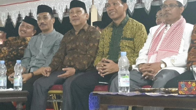 Bupati Pasangkayu, H Agus Ambo Djiwa dan Ny Hj Herny Agus Ambo Djiwa, Wakil Bupati H Muhammad Saal dan Ny diacara pembukaan STQ ke-8 tingkat Kabupaten Pasangkayu yang berlangsung di lapangan sepakbola Kayu Maloa, Desa Polewali, Kecamatan Bambalamotu, Kabupaten Pasangkayu, Provinsi Sulbar