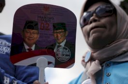 Putih Biru Menyatu di Bawaslu Sulsel, Ratusan Massa Prabowo-Sandi Gelar Aksi Damai