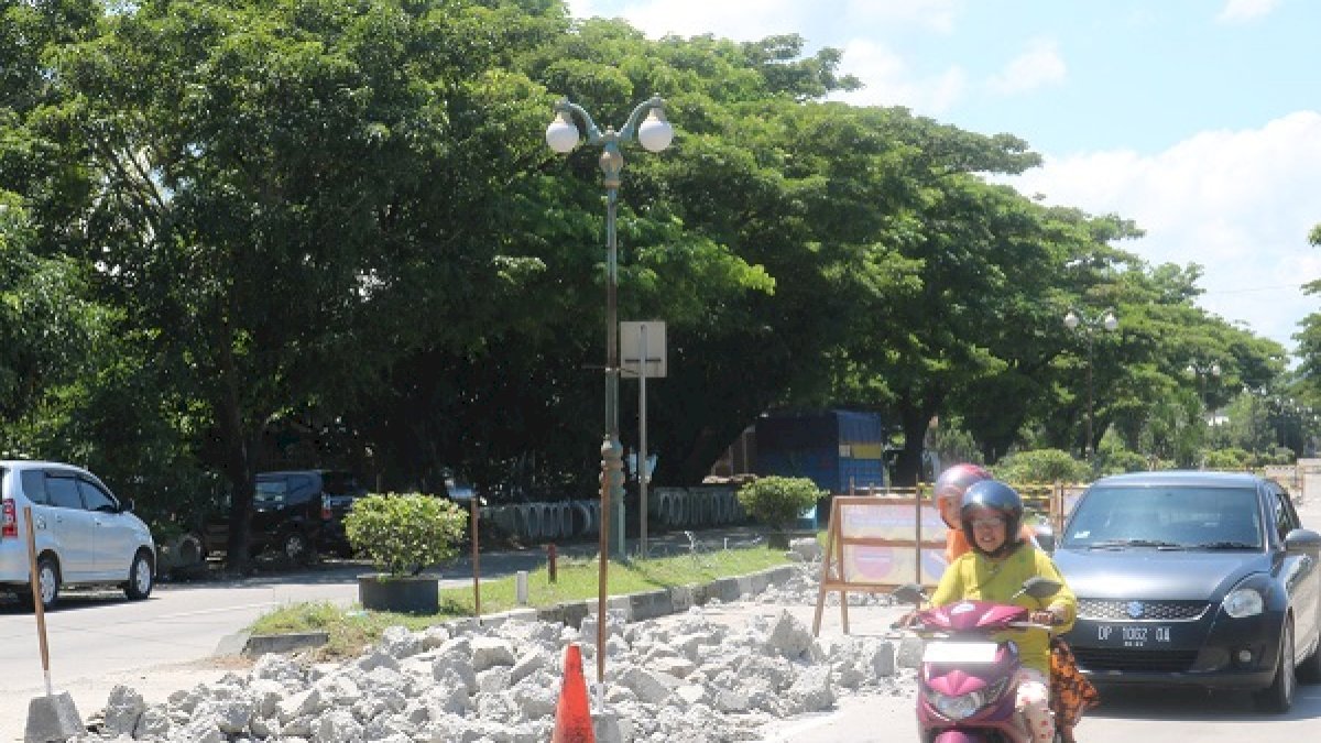 Hati-hati Melintas di Poros Barru, Ada Perbaikan Jalan