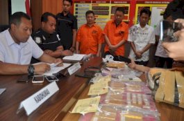 Dua Pelaku Penyelundupan Emas Ilegal Dituntut Satu Tahun Penjara