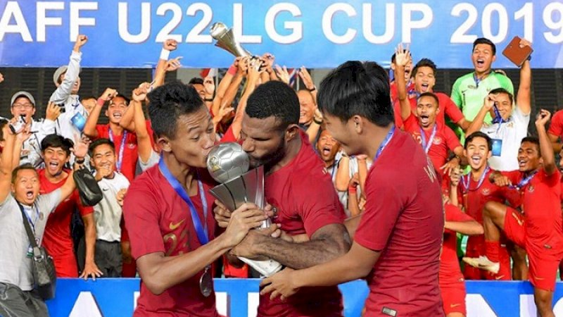 Euforia Timnas Indonesia menyambut trofi AFF U-22.