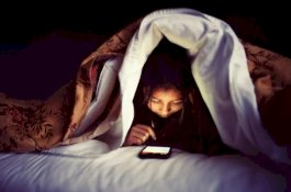 Solusi Menghindari Efek Cahaya Biru dari Perangkat Elektronik