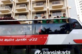 Maaf Bikin Macet, Timnas Indonesia U-22 Diarak Pakai Bus Beratap Terbuka