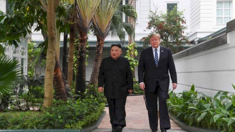 Kim Jong Un dan Donald Trump selesai melakukan pertemuan empat mata (AFP)