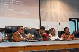 Jadi Pembahas Bedah Buku, Azikin Solthan Beberkan Ancaman Demokrasi di Indonesia