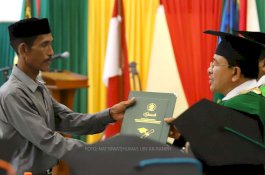 Kisah Haru Ayah Gantikan Wisuda Putrinya yang Meninggal Usai Skripsi
