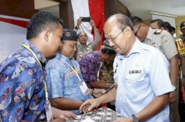 Iksan Iskandar Serahkan Sertipikat Tanah PTSL ke Masyarakat