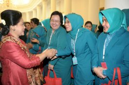 Hadiri Rakernas PKK, Ketua PKK Jeneponto Temui Iriana Joko Widodo