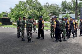 Datangi Mako Yonif 721, Batalyon B Pelopor Titip Mushaf Alquran