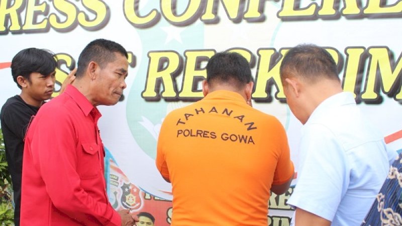 Pelaku tambang ilegal dihadirkan saat press conference oleh Polres Gowa, Jumat (1/3/2019).