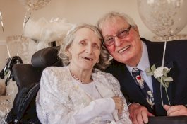 43 Tahun Pacaran, Pasangan Berusia 70-an Ini Akhirnya Menikah