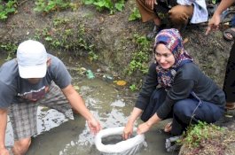 Indah Tinjau Bedah Rumah, Usman: Semoga Bu Bupati Diberkahi Allah