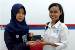 Dua Mahasiswi Polinas LP3i Makassar Terima Beasiswa Bidikmisi 2019