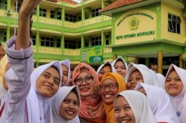 Sempat Ditolak, Anak dan Cucu Soeharto Akhirnya Bertemu Mbah Moen