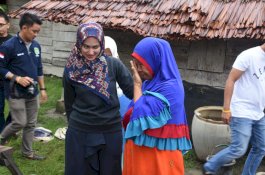 Penerima Bantuan Bedah Rumah Menangis Terharu Dipelukan Bupati Lutra