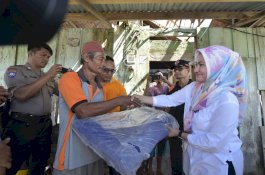 Bupati Luwu Utara Bagikan Bantuan untuk Korban Puting Beliung