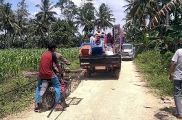 Akses Jalan Terputus, Kades Pimpin Evakuasi Warga Dusun Kalindu