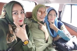 Jenguk Dhani, Camelia Malik Dicium Seorang Pengunjung