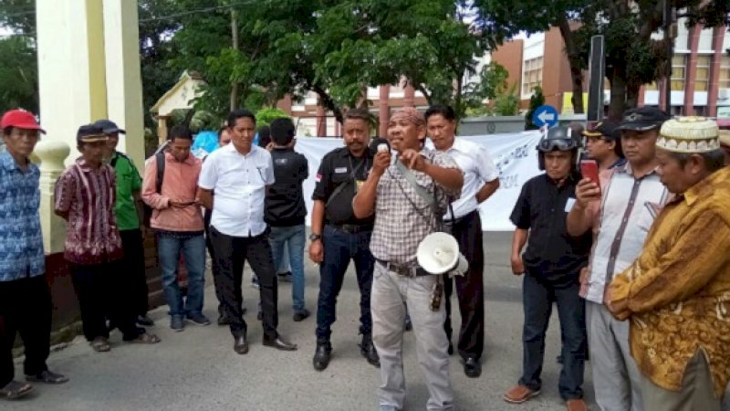 Unjuk rasa di halaman Polres Jeneponto, Senin (4/3/2019).