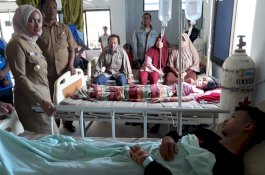 Bupati Lutra Besuk Atlet Kejurda Peraih Emas yang Alami Kecelakaan