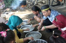 Anggap Keluarga Sendiri, Emak-emak Ajak Rajab Bikin Kapurung