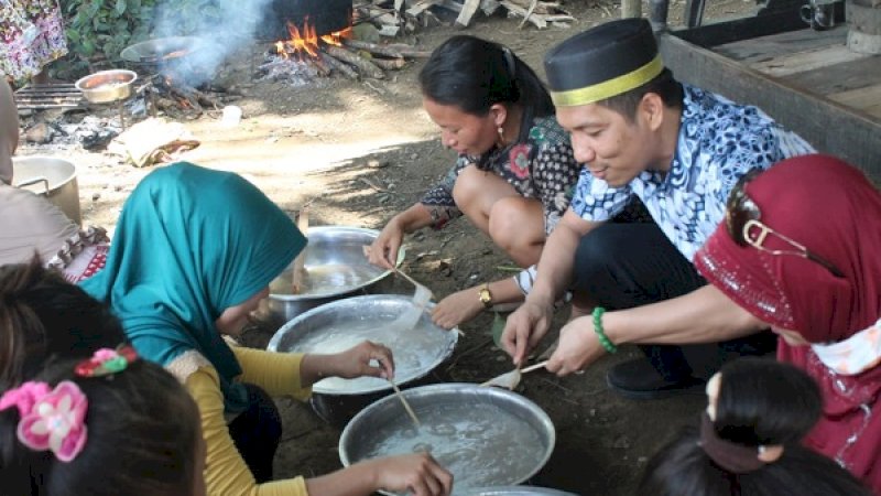 M Rajab (pakai songkok) bikin kapurung bareng emak-emak di Desa Salulemo, Kecamatan Sukamaju, Kabupaten Luwu Utara, Senin (4/3/2019).