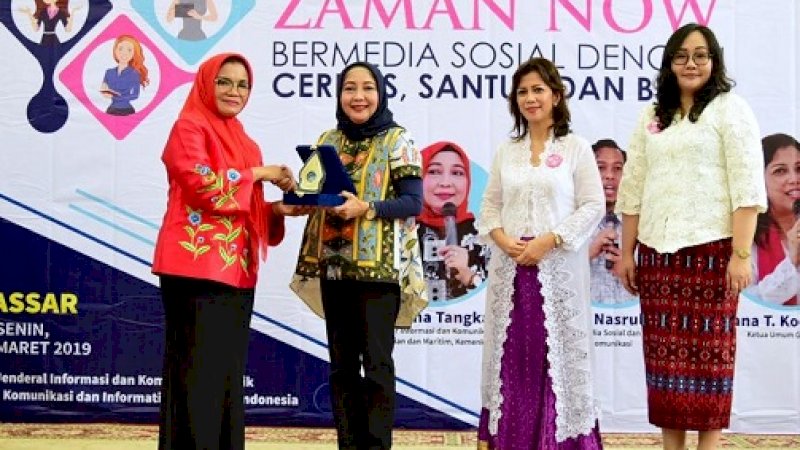Ketua Tim Penggerak PKK Provinsi Sulawesi Selatan, Liestiaty F Nurdin (kiri), saat menghadiri Forum Dialog bertajuk Perempuan Zaman Now Bermedia Sosial dengan Cerdas, Santun, dan Bijak di Baruga Pattingalloang rumah jabatan Gubernur Sulsel, Senin (4/3/2019).