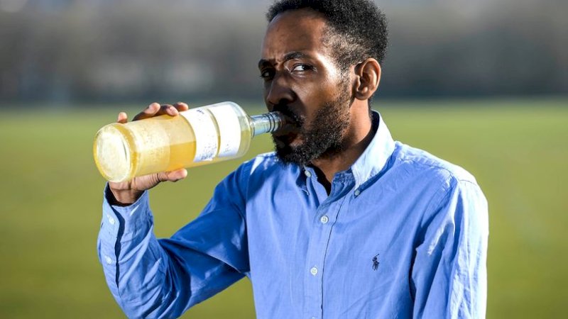 "Rasanya Seperti Bir," Pria Ini 3 Tahun Minum Urinnya Sendiri