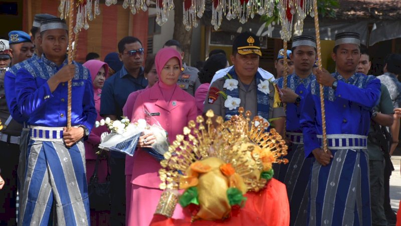 Kunjungan Kerja ke Sidrap, Kapolda Sulsel Disambut Tari Paduppa