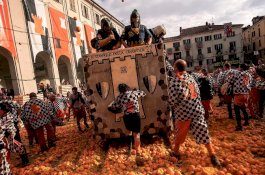 Asal Usul Festival Pertempuran Buah Jeruk di Italia