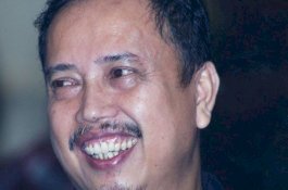 Polisi Rahasiakan Cewek Ber-tanktop Merah Muda yang Sekamar Andi Arief, IPW Curiga Begini