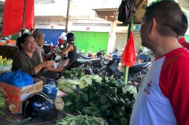 Blusukan, Ridwan Andi Wittiri Disambut Hangat Pedagang dan Pembeli Di Pasar Terong