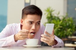 Kebanyakan Main Handphone Bisa Picu Trigger Finger, Apa itu?