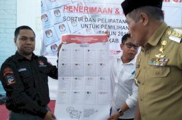 300 Orang Sortir Surat Suara di KPU Bulukumba