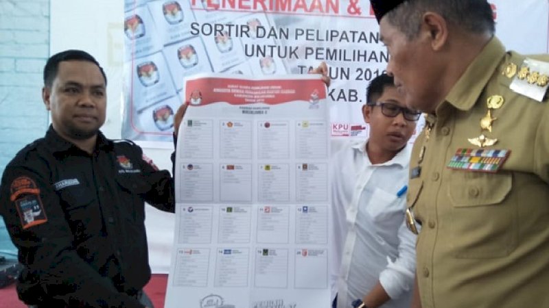 300 Orang Sortir Surat Suara di KPU Bulukumba