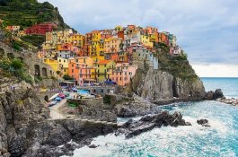 Turis Dilarang Berjalan Pakai Sandal Jepit di Garis Pantai Ini