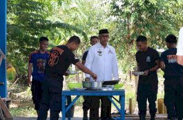 Bangun Kedekatan, Bupati Lutim Santap Siang Bersama Personel Damkar